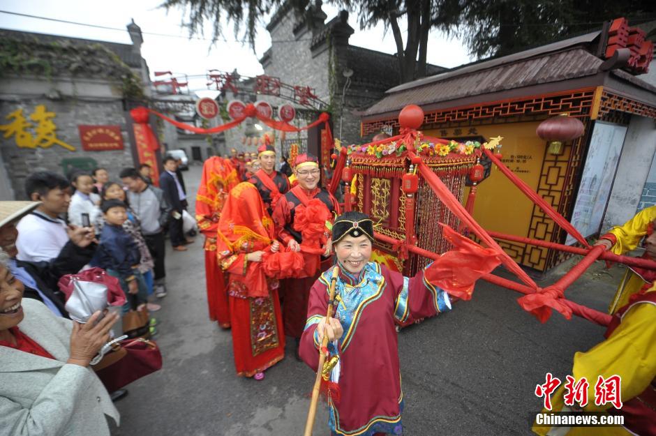 Couples experience traditional wedding for ancient salt merchants in E China