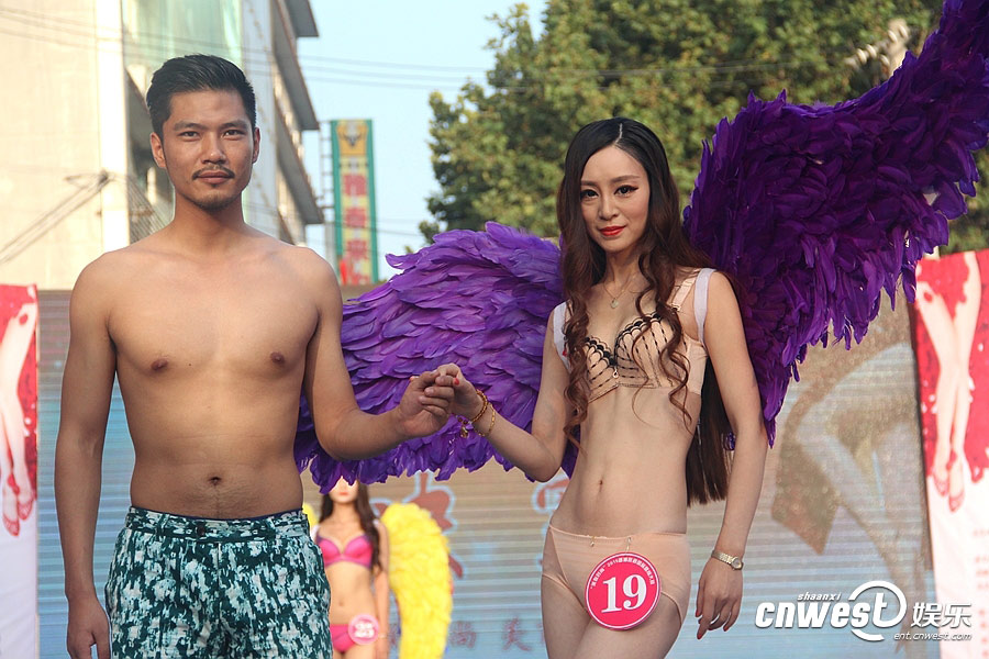 Hot lingerie show held in Xi'an