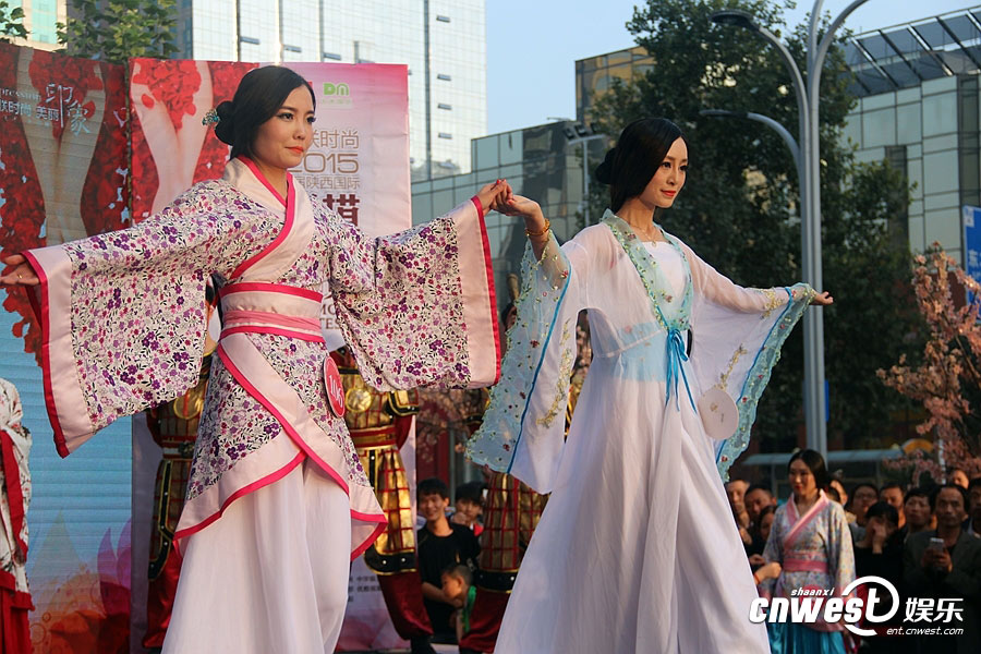 Hot lingerie show held in Xi'an