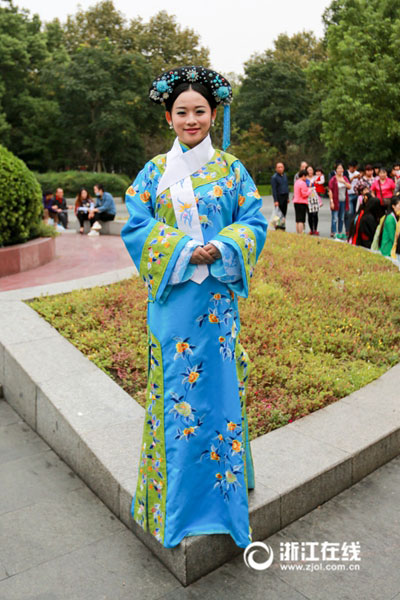 Girls dressed up as figures of costume dramas