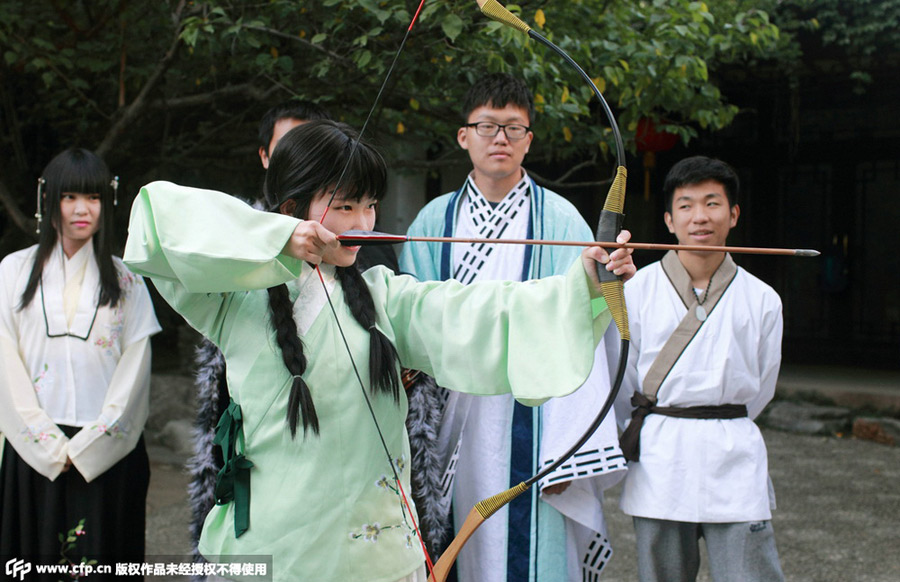 College students learn traditional Chinese culture in Han costume