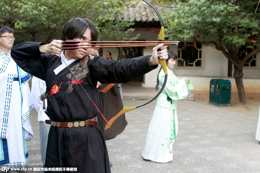 College students learn traditional Chinese culture in Han costume