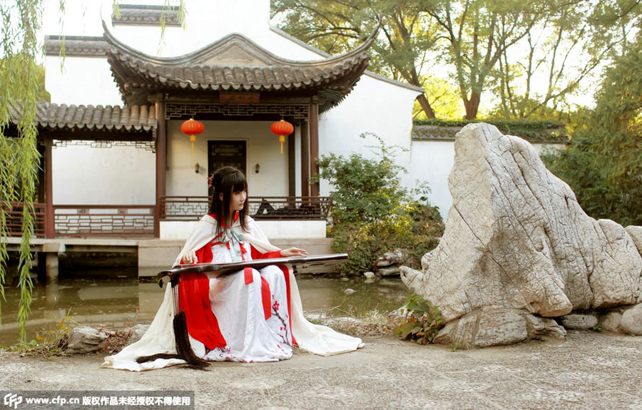 College students learn traditional Chinese culture in Han costume