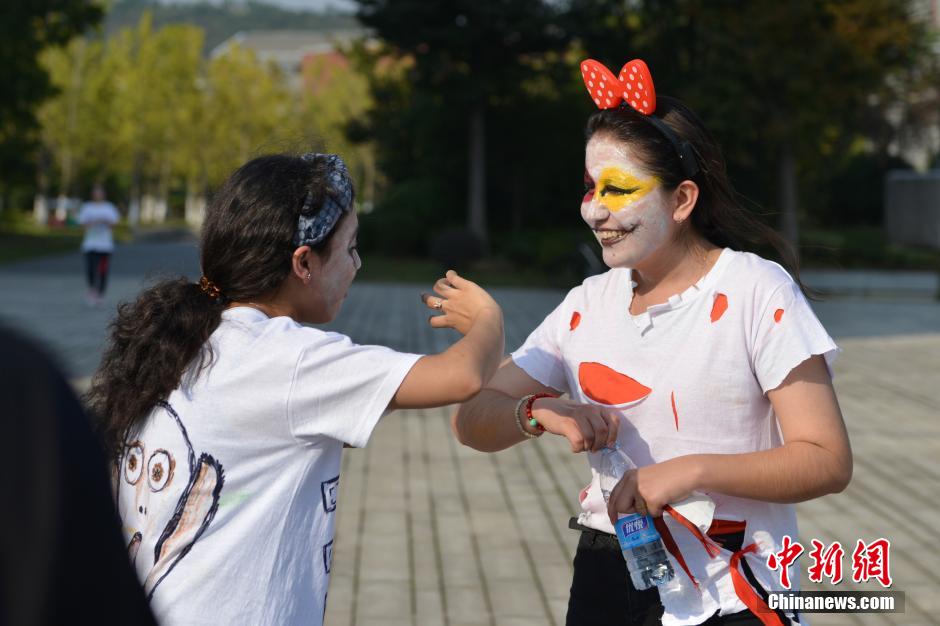 College students dressed up as zombies run 5km to relieve stress