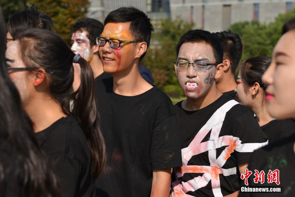 College students dressed up as zombies run 5km to relieve stress