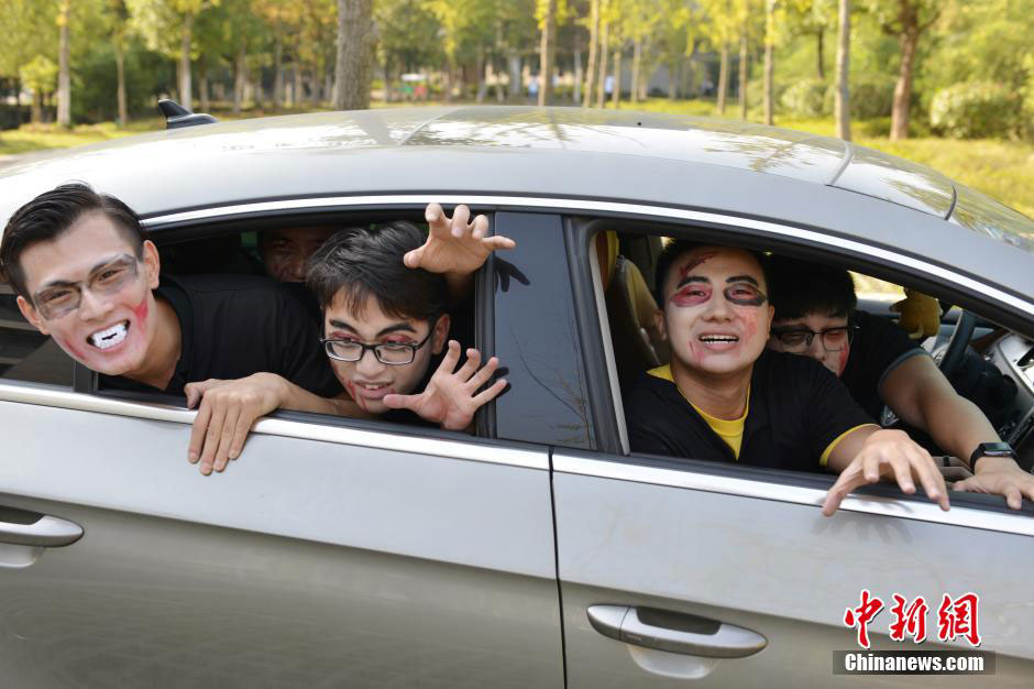 College students dressed up as zombies run 5km to relieve stress