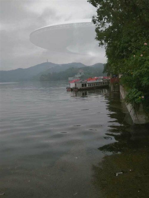 UFO-shaped clouds appear over mountains in Sichuan