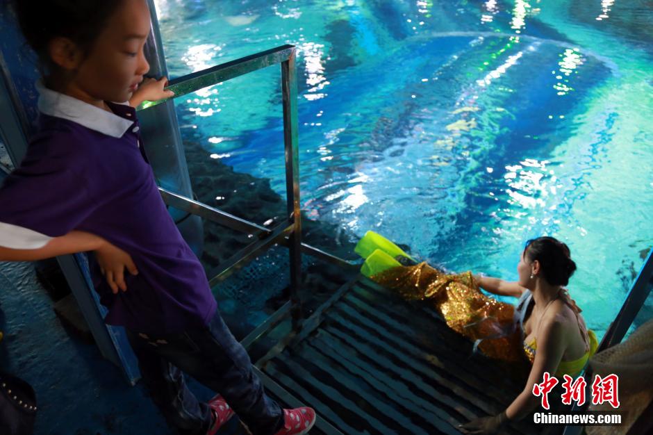 Mother and daughter ‘mermaids’