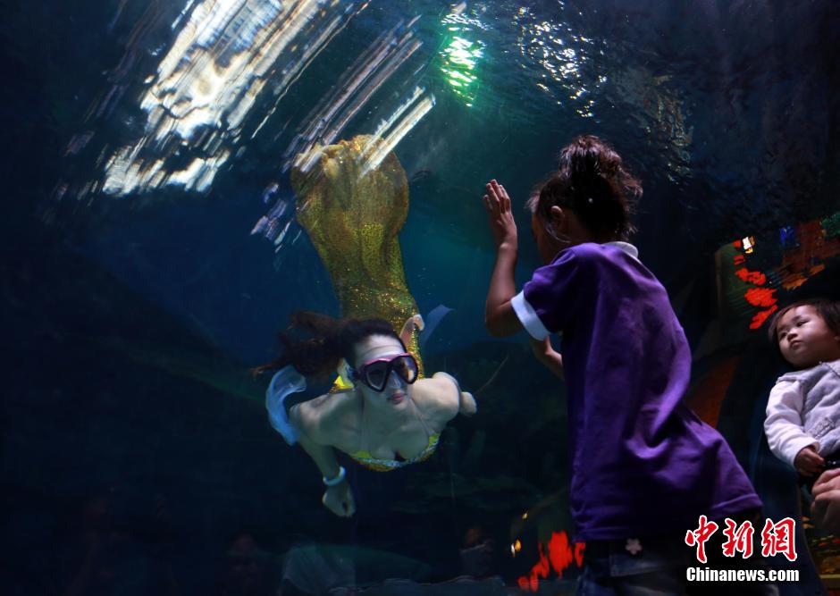 Mother and daughter ‘mermaids’