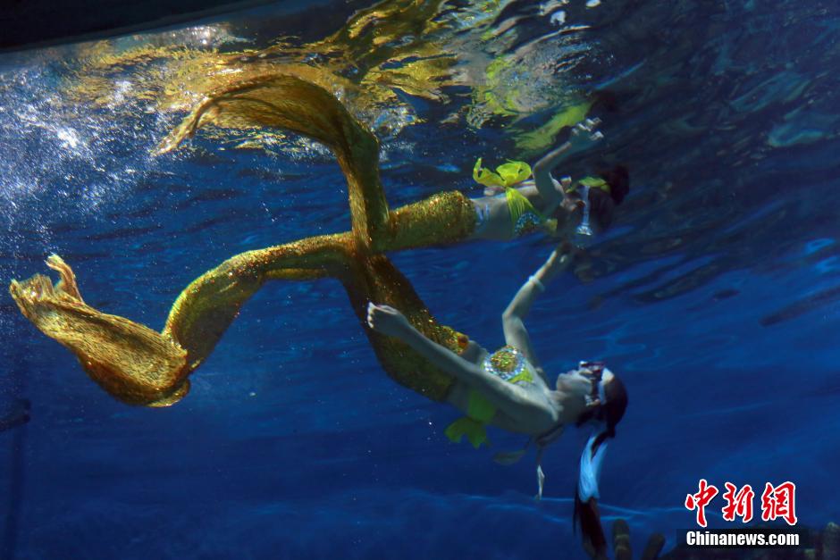 Mother and daughter ‘mermaids’