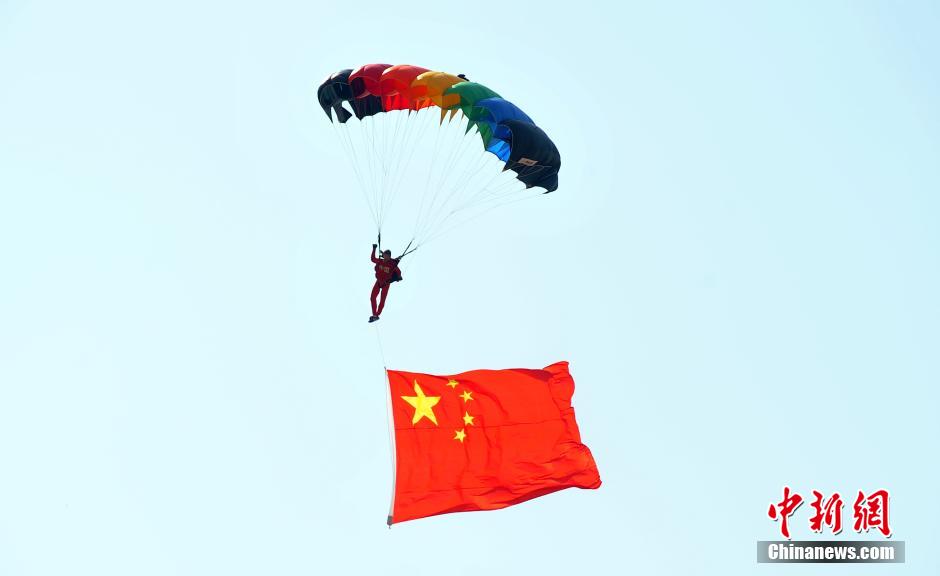 130 skydivers take part in China National Parachuting Competition 2015