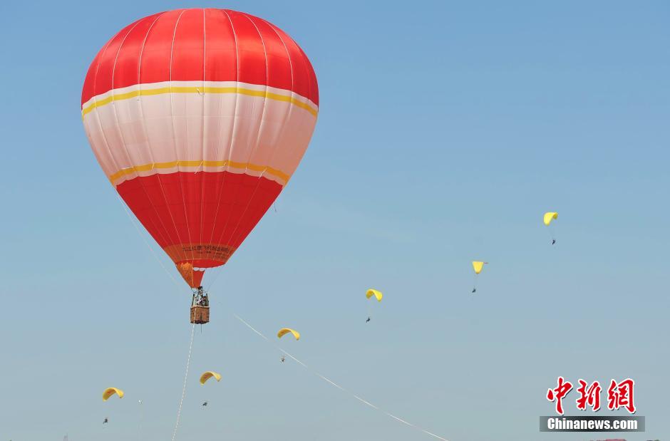 130 skydivers take part in China National Parachuting Competition 2015