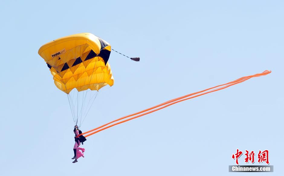 130 skydivers take part in China National Parachuting Competition 2015