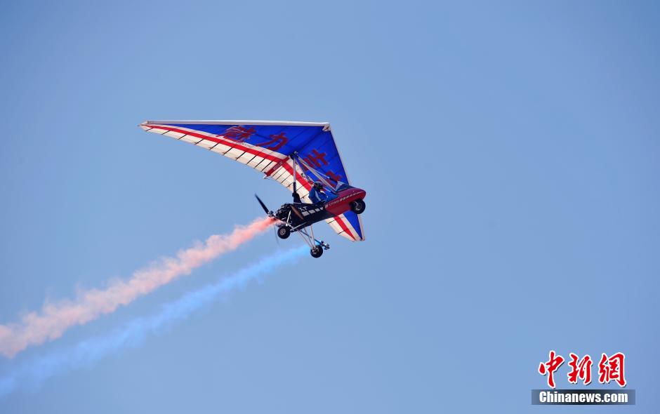 130 skydivers take part in China National Parachuting Competition 2015