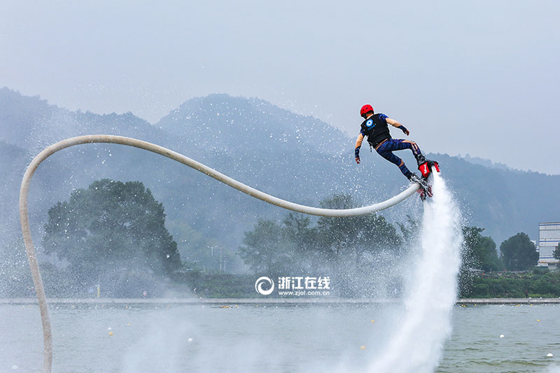Supermen on water give fantastic performance in Zhejiang
