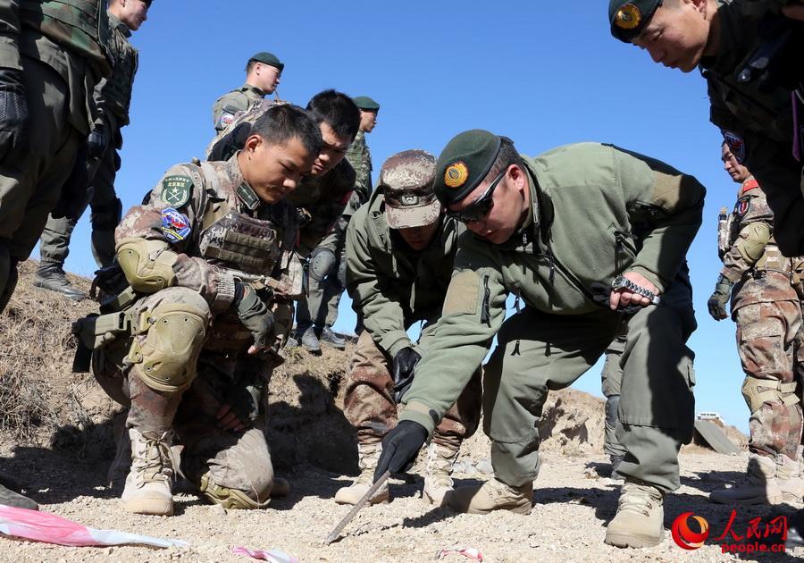 Mongolian soldiers learn to use PLA Type 95 automatic rifle during joint training 