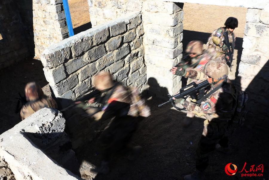 Mongolian soldiers learn to use PLA Type 95 automatic rifle during joint training 