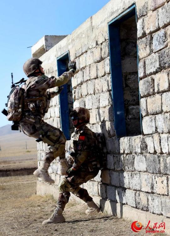 Mongolian soldiers learn to use PLA Type 95 automatic rifle during joint training 