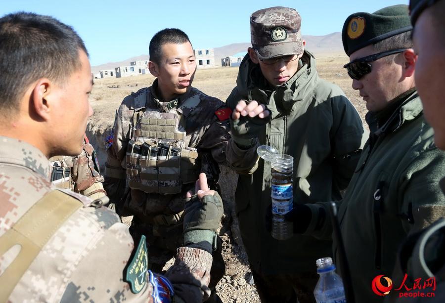 Mongolian soldiers learn to use PLA Type 95 automatic rifle during joint training 