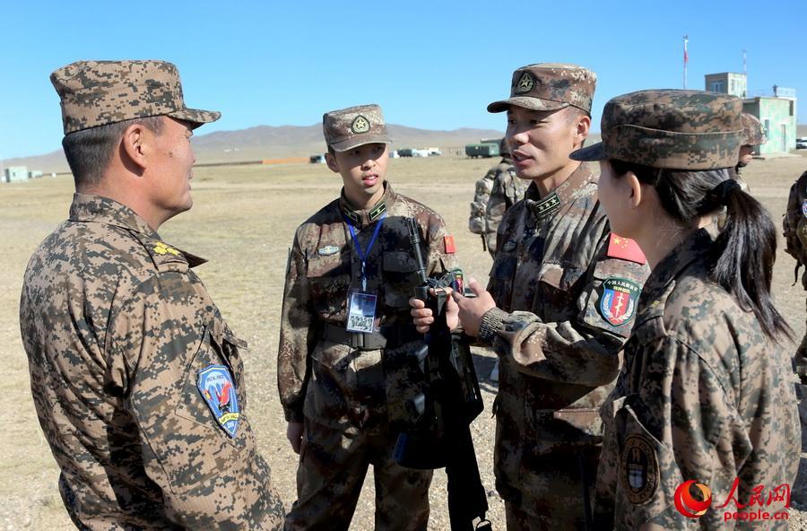 Mongolian soldiers learn to use PLA Type 95 automatic rifle during joint training 