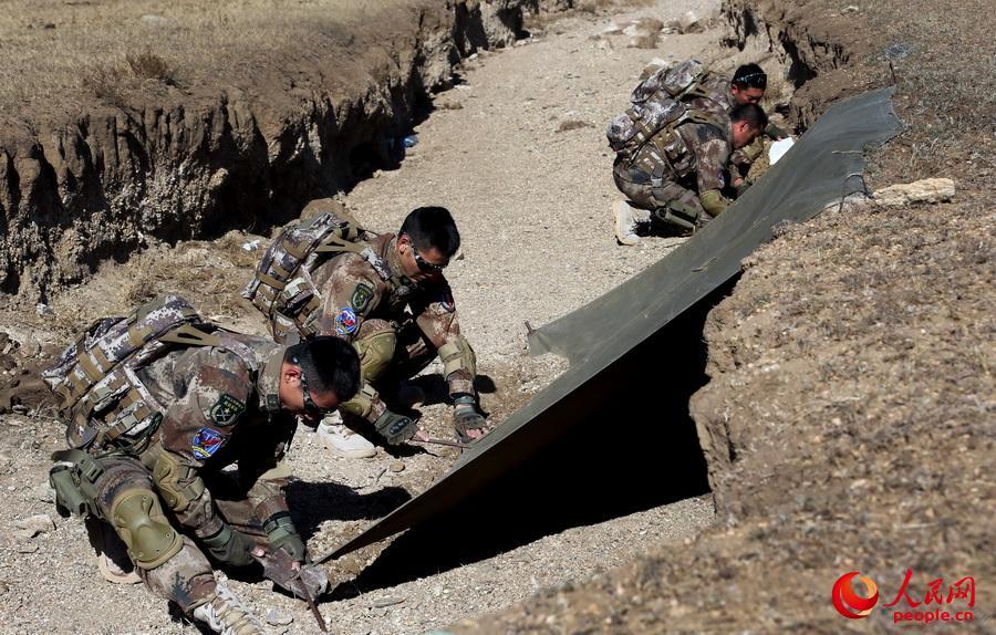 Mongolian soldiers learn to use PLA Type 95 automatic rifle during joint training 