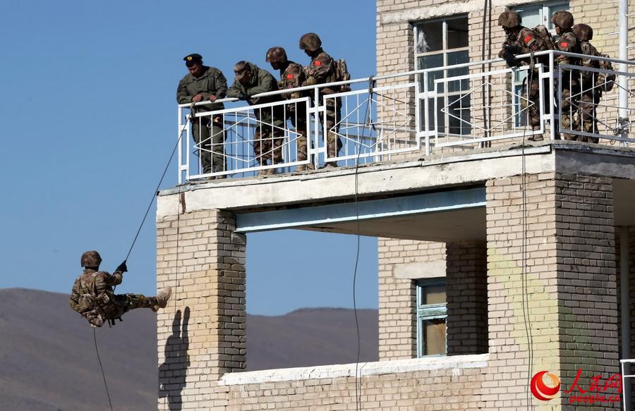 Mongolian soldiers learn to use PLA Type 95 automatic rifle during joint training 