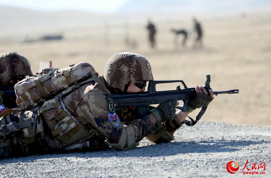 Mongolian soldiers learn to use PLA Type 95 automatic rifle during joint training 