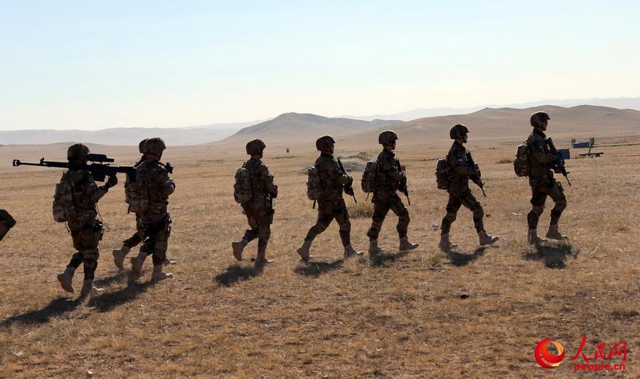 Mongolian soldiers learn to use PLA Type 95 automatic rifle during joint training 