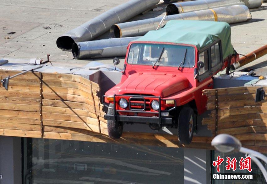 Jeep 'lands' on the roof of a restaurant