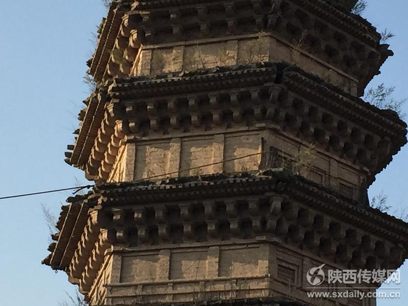 Thousand-year-old tower seriously tilting, towed by a cable