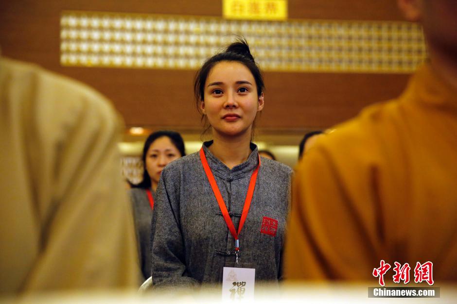 People experience life of Buddhists in Shanghai