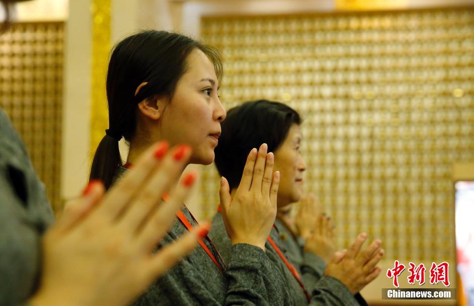 People experience life of Buddhists in Shanghai