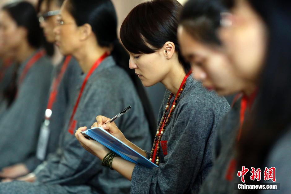 People experience life of Buddhists in Shanghai