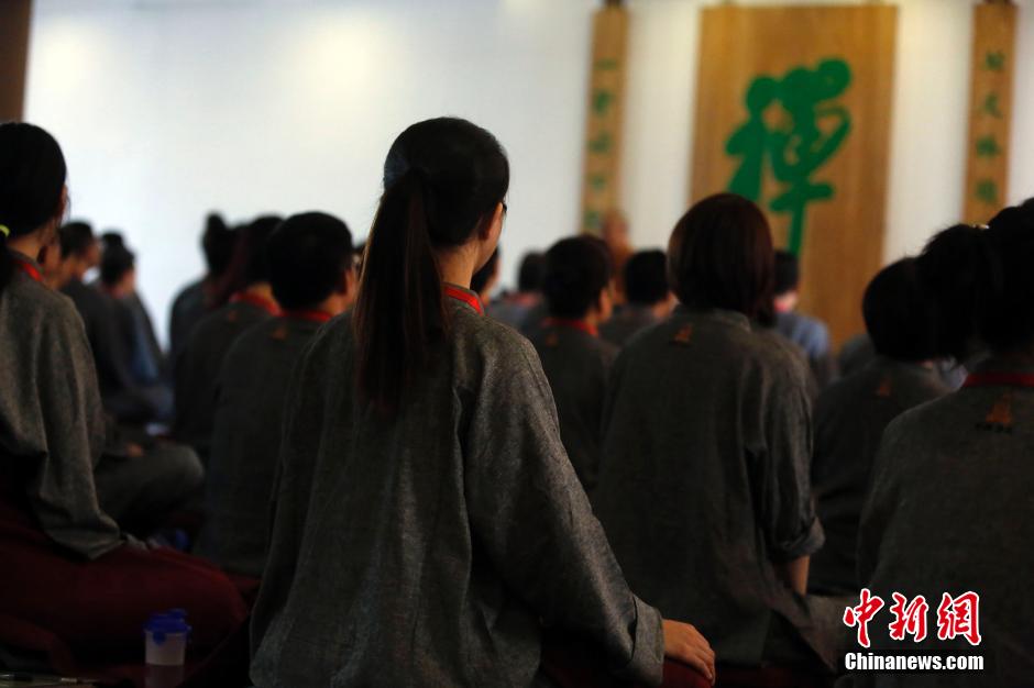 People experience life of Buddhists in Shanghai