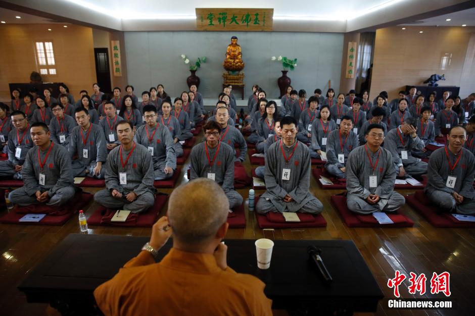 People experience life of Buddhists in Shanghai