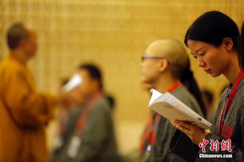 People experience life of Buddhists in Shanghai