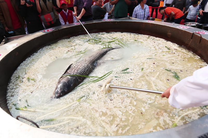 Dish made of 80.6 kg fish treats visitors to food festival in Zhengzhou