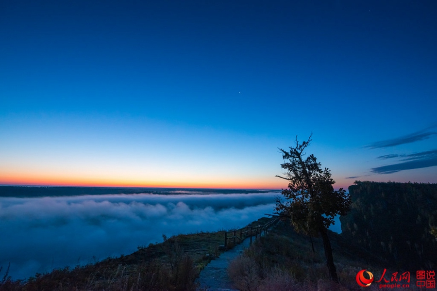 Breathtaking autumn scenery in Mt. Huashan