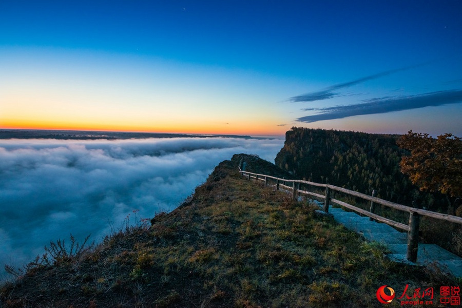 Breathtaking autumn scenery in Mt. Huashan