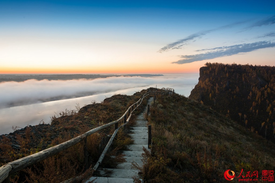 Breathtaking autumn scenery in Mt. Huashan