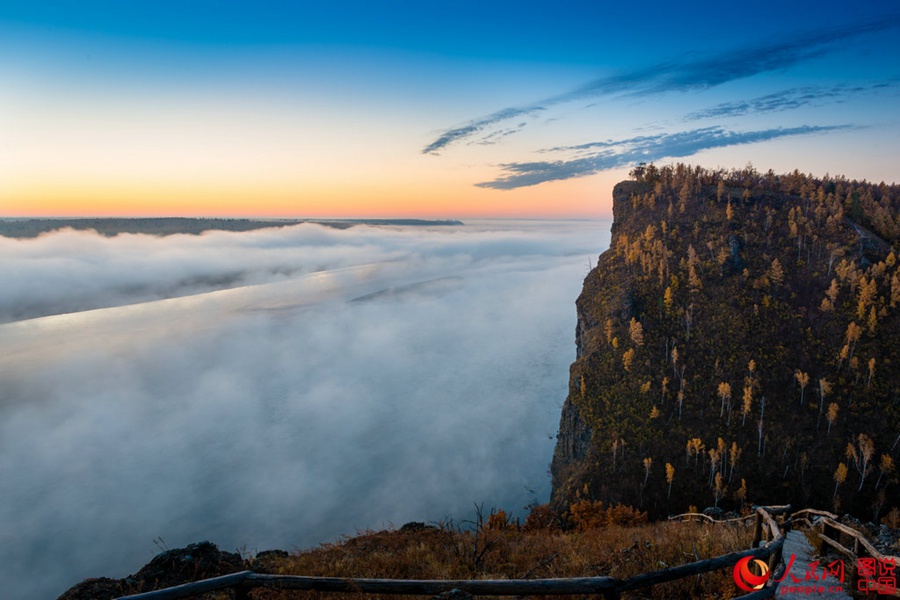 Breathtaking autumn scenery in Mt. Huashan