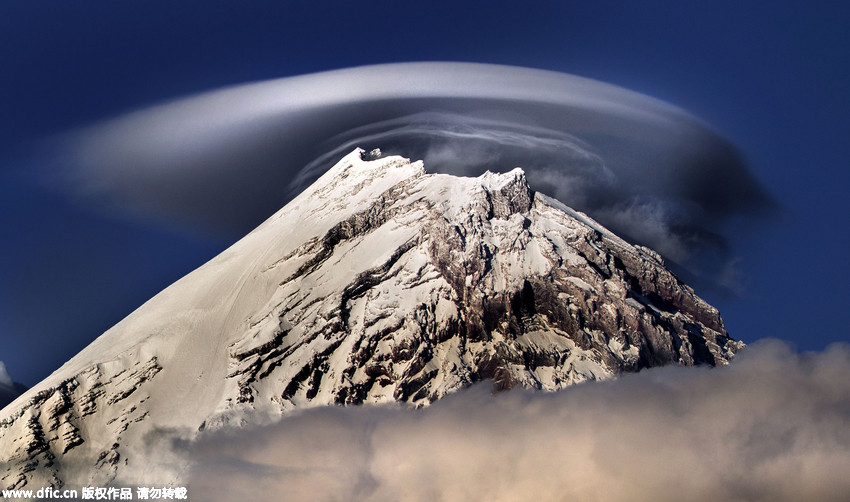 Cloud formations seen above Russian mountains resemble “UFO”