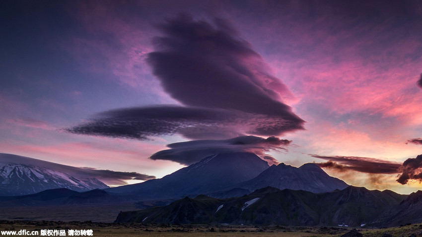 Cloud formations seen above Russian mountains resemble “UFO”