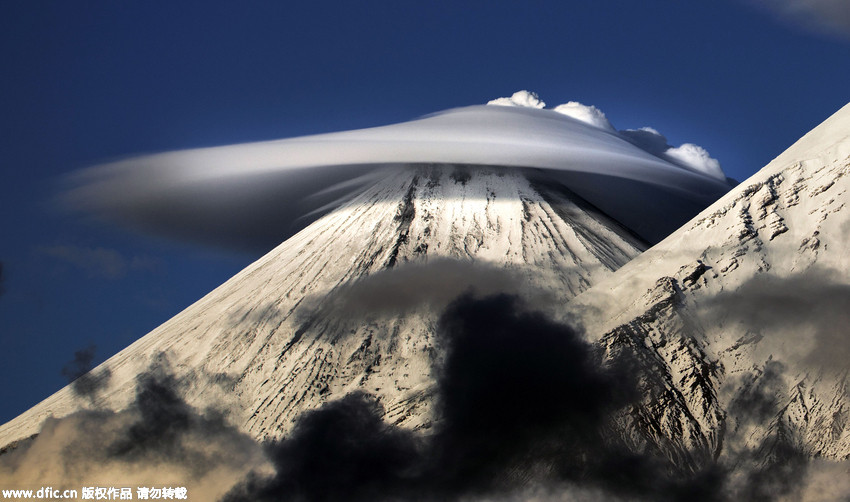 Cloud formations seen above Russian mountains resemble “UFO”