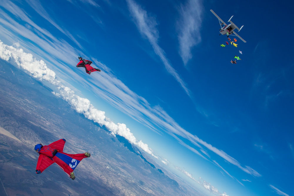 61 wingsuit skydivers set new world record