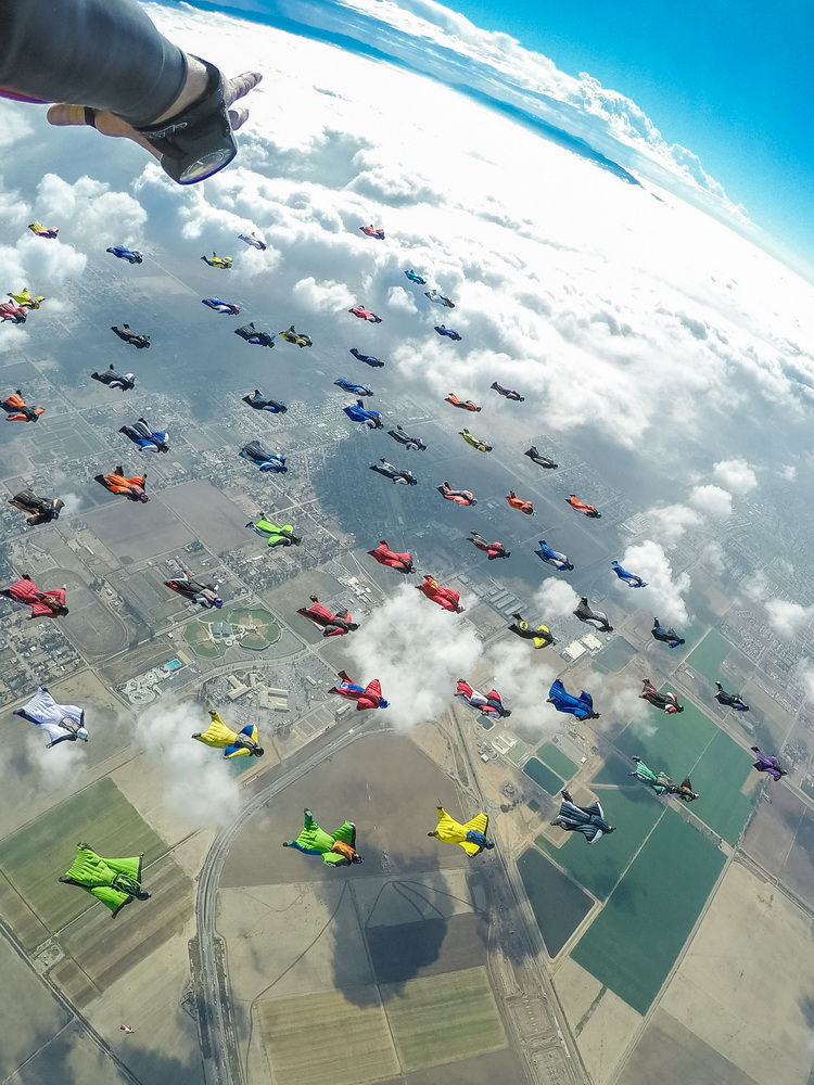 61 wingsuit skydivers set new world record