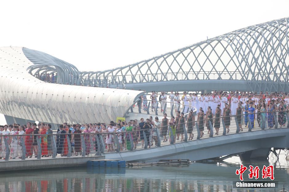 The first contest of Chinese cheongsam held in Wujiang