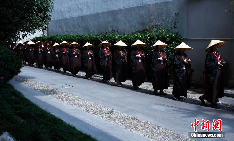 People experience mendicancy in temple in Shanghai