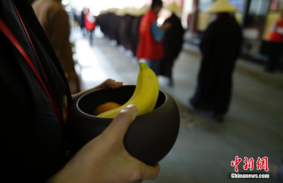 People experience mendicancy in temple in Shanghai