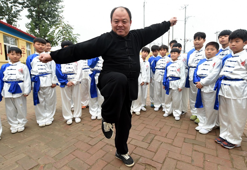 Shaolin Kung fu master teaches students for free